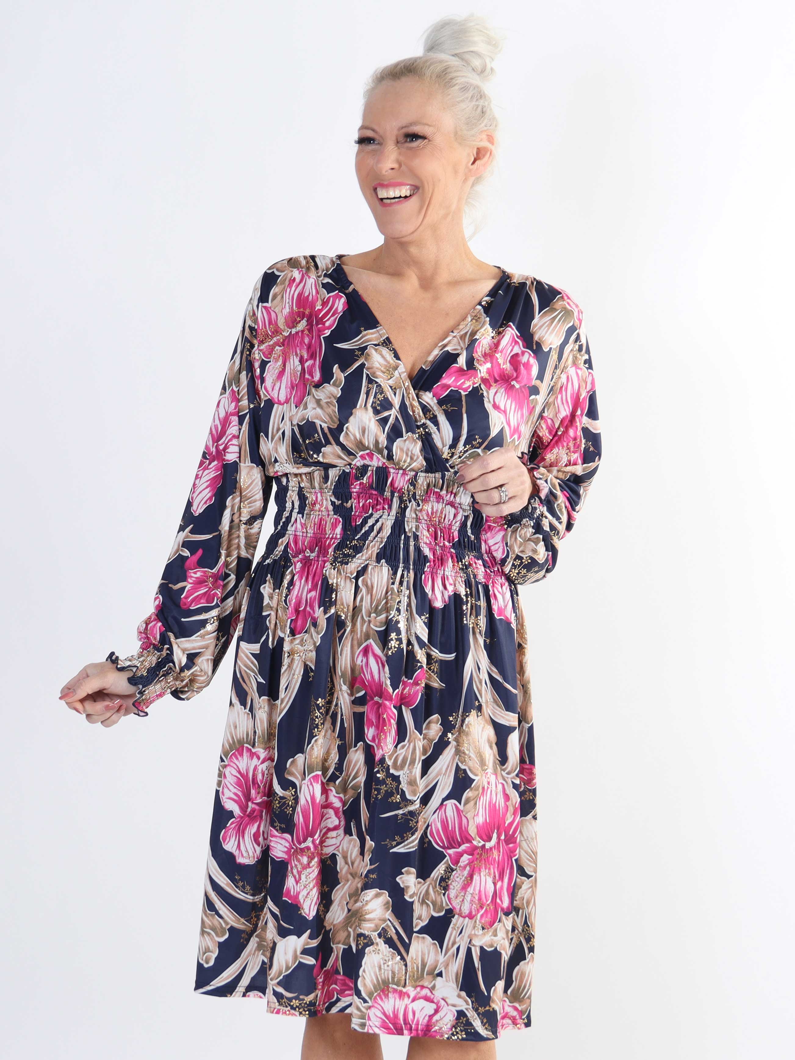 Pams Flower Short L/S - Elastisk mønstret plus size kjole i krølfrit stof